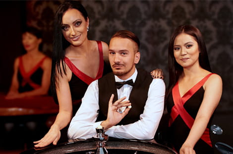 Delle croupier Extreme Live Gaming davanti ad una roulette.