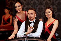 Delle croupier Extreme Live Gaming davanti ad una roulette.